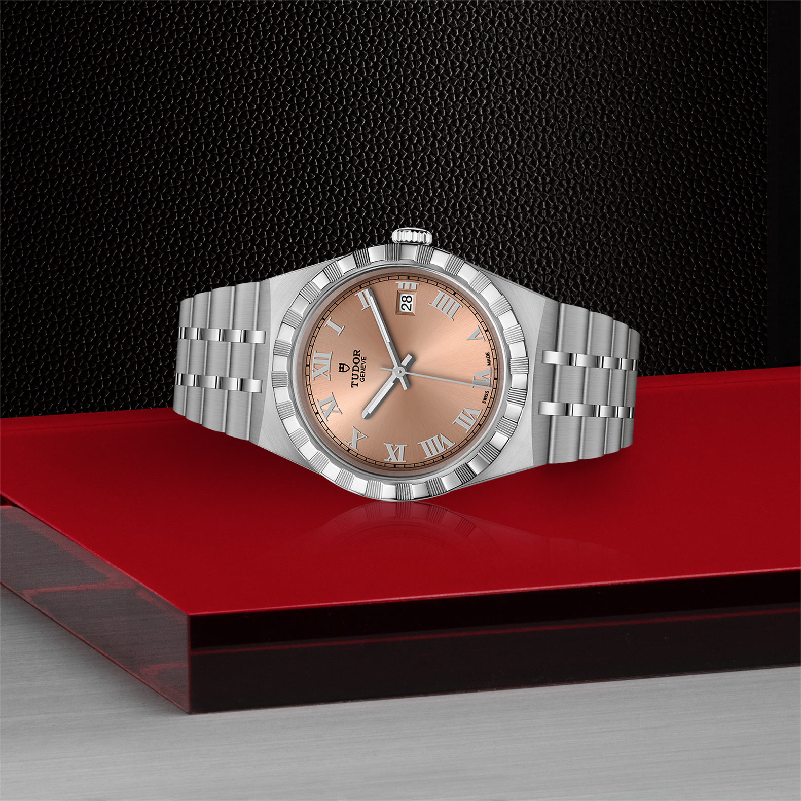 M28500-0007 su piano rosso